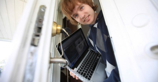 Petter Røisland com seu MacBook recuperado pelo Undercover