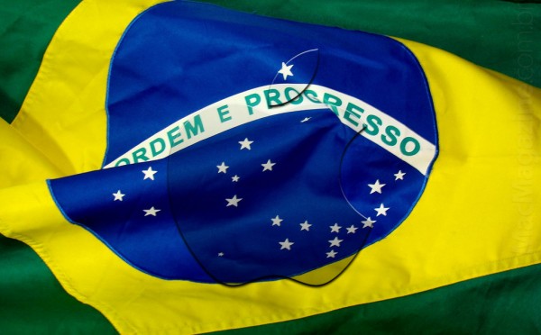 Logo da Apple sobre bandeira do Brasil