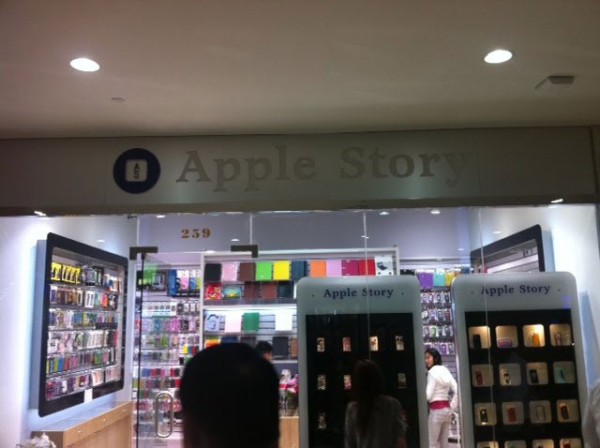 Lojas falsas da Apple em NY repassarão todos seus produtos que possuem a marca da Maçã para a empresa 19-apple-story-600x448