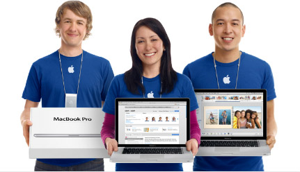 Staff Apple Retail Store com MacBook Pro