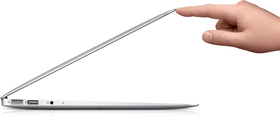 Mão abrindo um MacBook Air