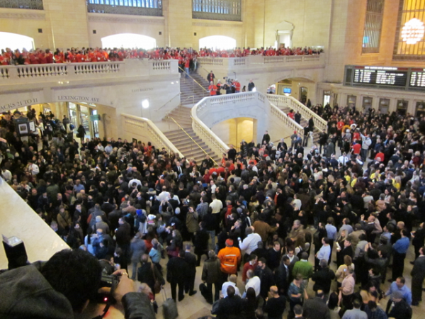 Multidão na Apple Store Grand Central