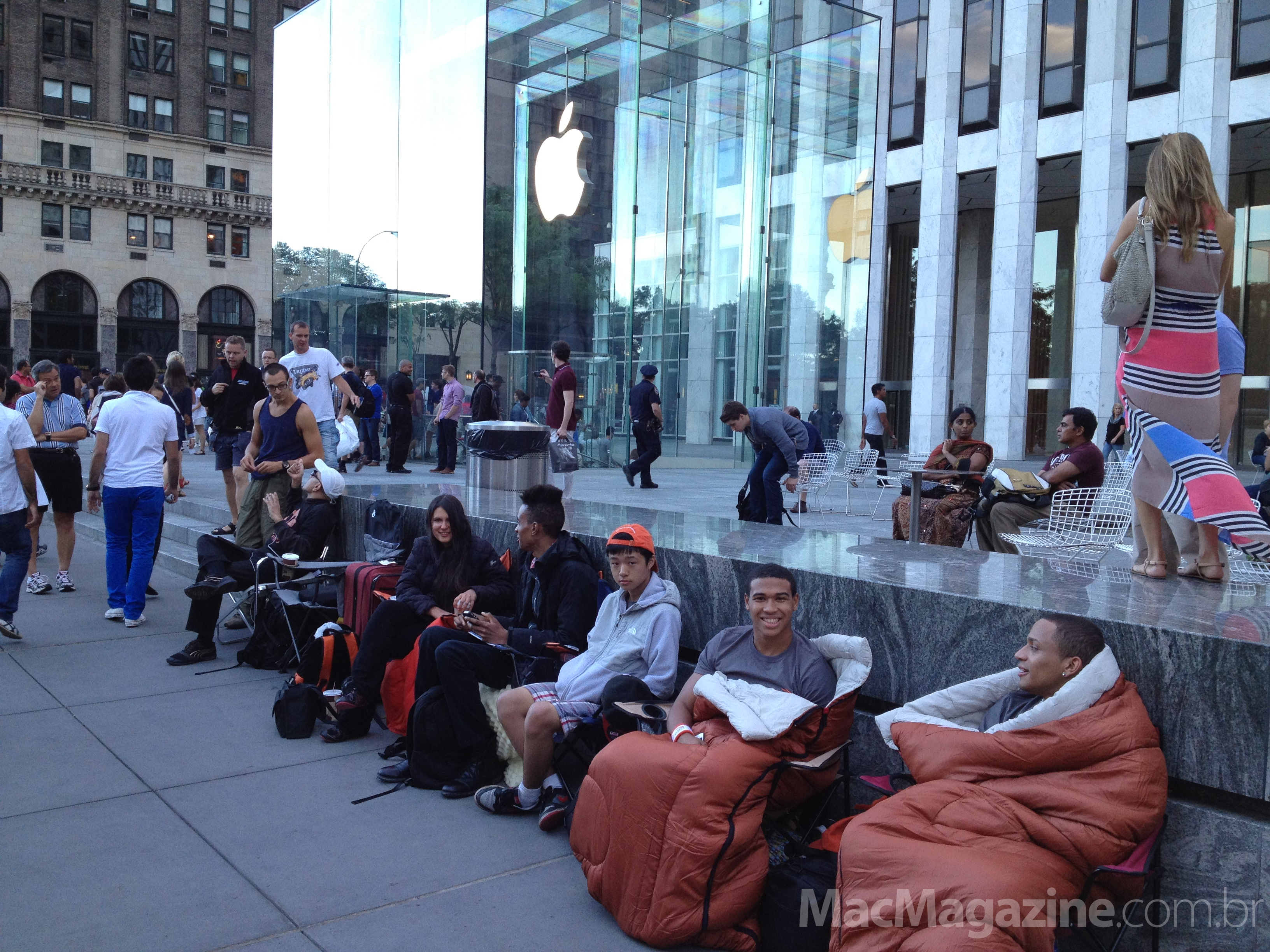 Fila para comprar o iPhone 5, em Nova York
