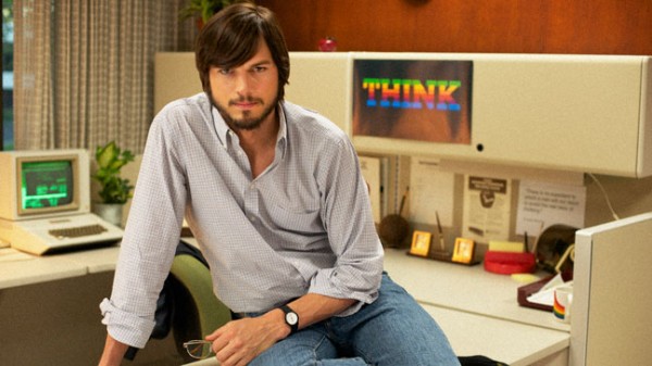 Ashton Kutcher interpretando Steve Jobs no filme "jOBS"