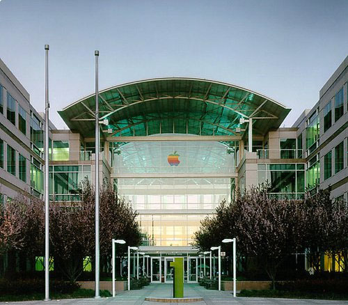 Sede da Apple com logo arco-íris