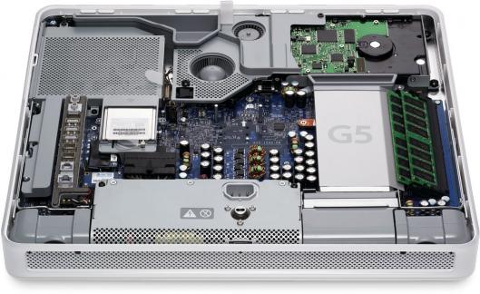 iMac G5 por dentro, com placa de vídeo na área superior