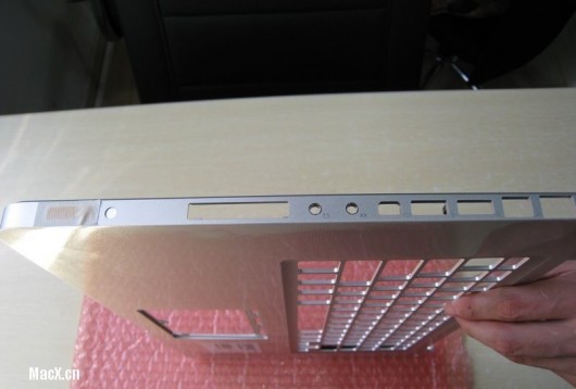 Case MacBook Pro - lateral esquerda: (Esq./Dir.) ExpressCard/34, áudio in e out, mini-DVI, duas USB, FireWire 800, Ethernet