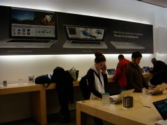 Interior da loja decorado com painéis do novo MacBook (+Pro)