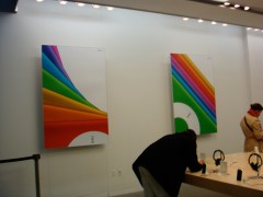 Interior da loja decorado com painéis do iPod nano 4ª geração