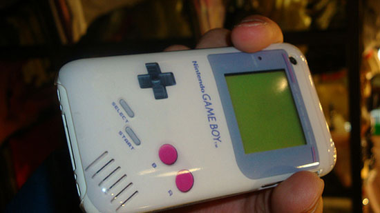 O iBoy não vem com jogos de Game Boy, mas até que é bonitinho...