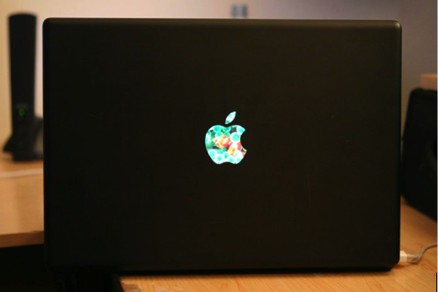 Mod de MacBook com LCD na maçã