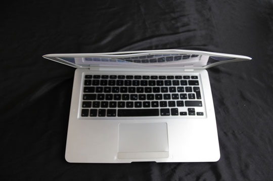 MacBook Air após queda de avião