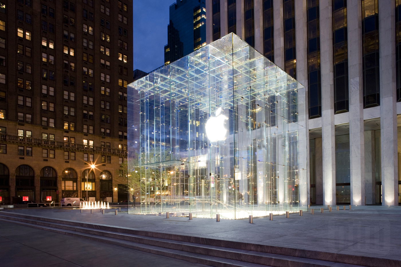 O logotipo da apple store na entrada da fifth avenue em nova york