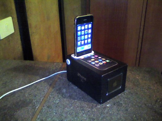 Dock de iPhone feito a partir de sua caixa