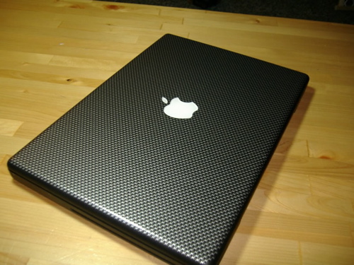 MacBook revestido com adesivo - fibra de carbono (2006)
