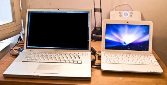 Netbook MSI com Hackintosh ao lado de MacBook Pro