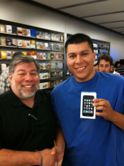 Steve Wozniak pegando seu iPhone 3G S