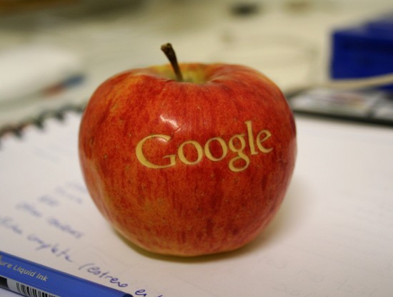 Logo do Google numa maçã (Apple)