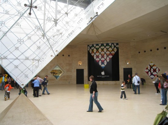 Apple Retail Store do Louvre em Paris