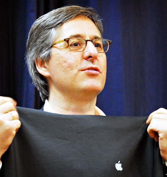 Daniel Lyons com camiseta da Apple