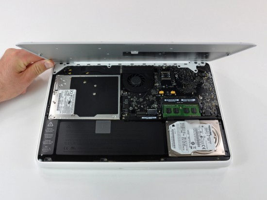 MacBook de policarbonato sendo aberto.