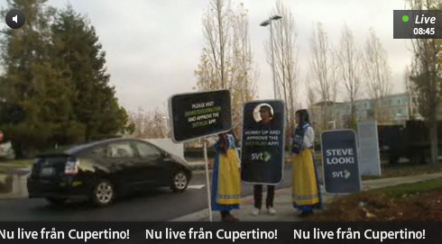 Protesto com placas, um homem-iPhone e… suecas em trajes típicos. :-P