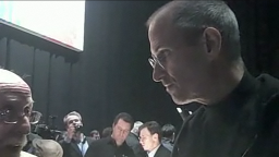 Steve Jobs falando com Walt Mossberg