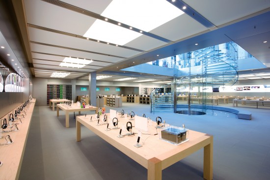 Interior da Apple Retail Store da 5th Avenue, em Nova York