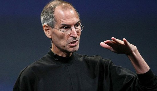 Steve Jobs fazendo gesto com a mão