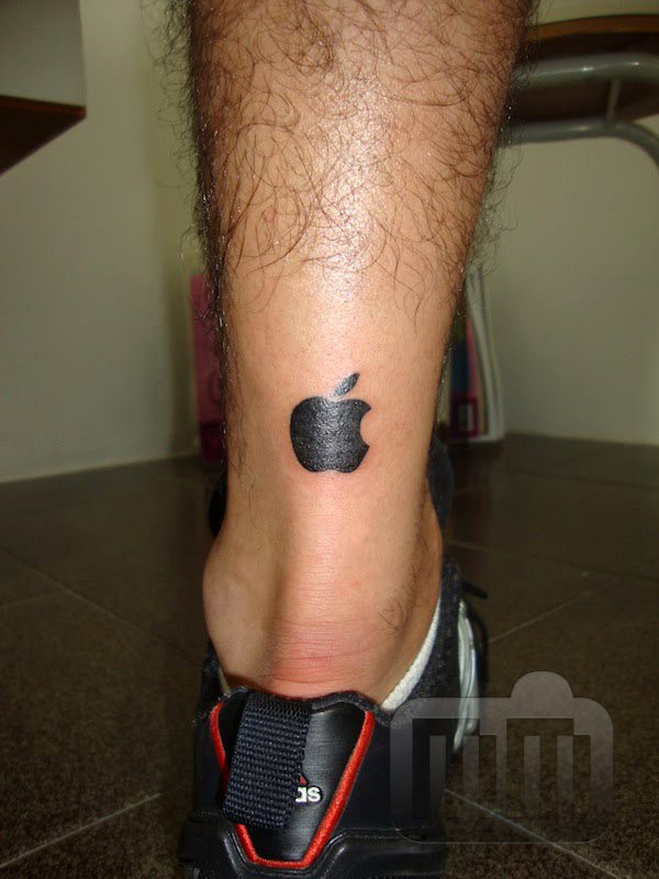 Tatuagem da Apple na perna