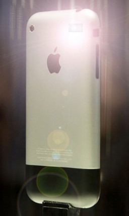 Mockup de iPhone 2G com flash na câmera