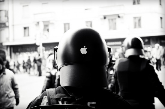 Polícia de capacete com a marca da Apple