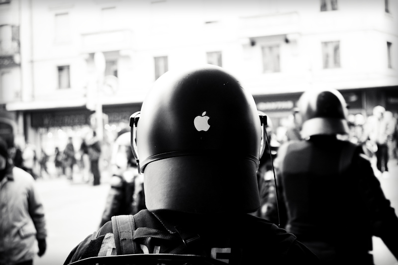 Polícia de capacete com a marca da Apple