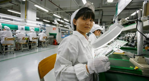 Empregada em fábrica da Apple na China