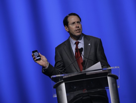 Randall Stephenson, CEO da AT&T, com um iPhone
