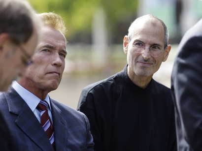 Arnold Schwarzenegger e Steve Jobs em evento sobre transplantes de fígado