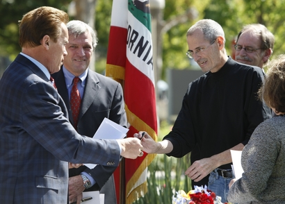 Arnold Schwarzenegger e Steve Jobs em evento sobre transplantes de fígado