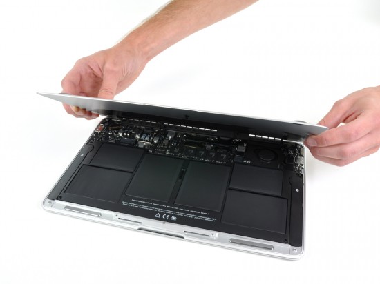 MacBook Air de 11,6 polegadas aberto pela iFixit