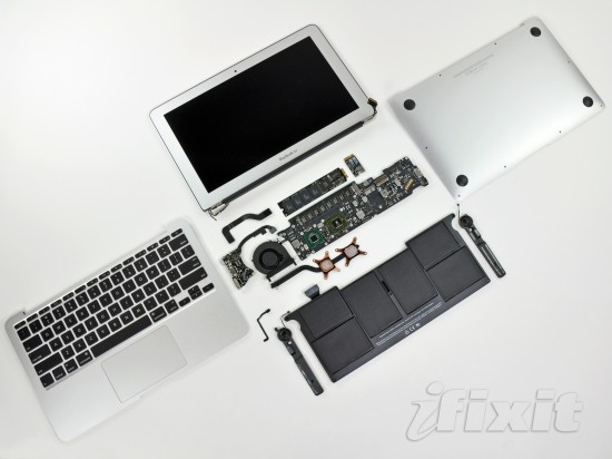 MacBook Air de 11,6 polegadas aberto pela iFixit