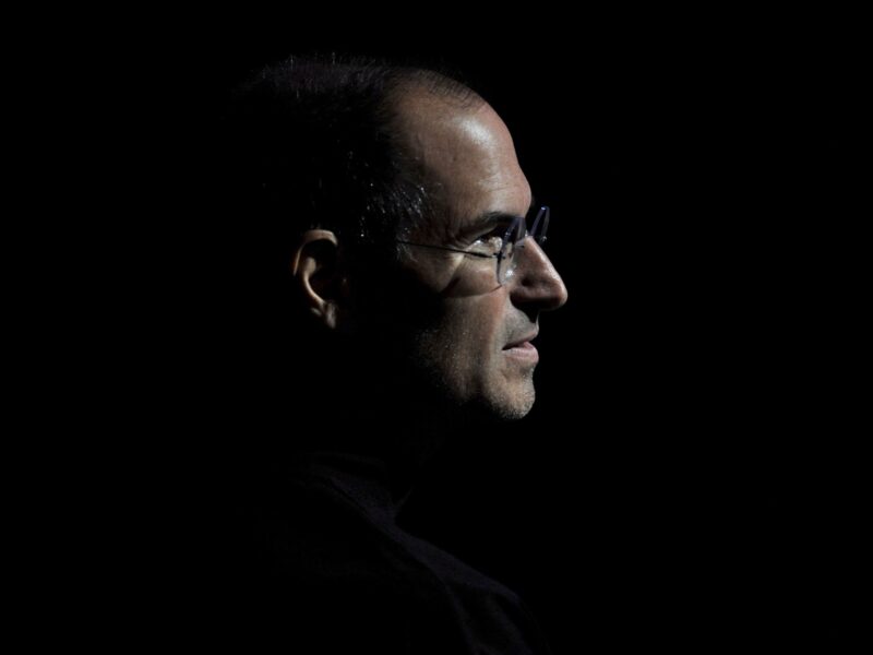 Steve Jobs assistindo a uma demonstração no Moscone Center, em San Francisco (Califórnia), em 9 de junho de 2008
