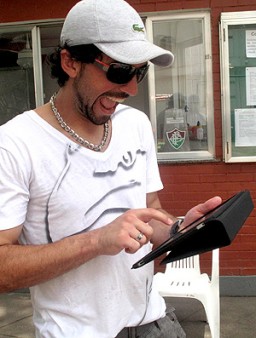Ricardo Berna e seu iPad