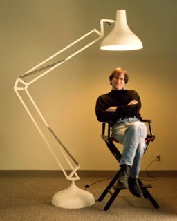 Steve Jobs debaixo do Luxo Jr., abajur da Pixar