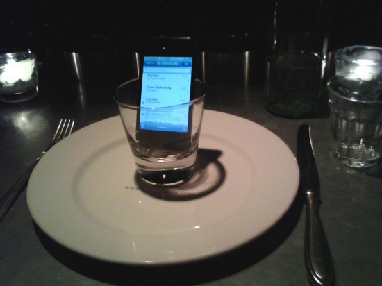 Usando copo para sinal do iPhone