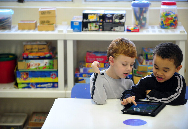 Crianças usando iPad no Colégio Israelita Brasileiro