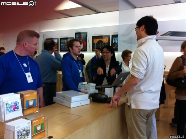Cher Wang, presidente da HTC, em Apple Retail Store