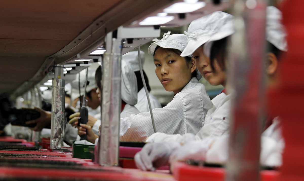 Trabalhadoras em fábrica da Foxconn