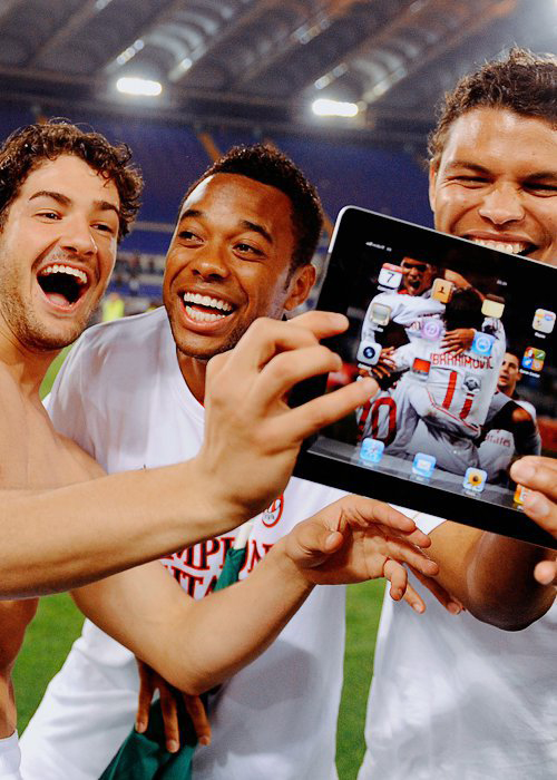 Jogadores de futebol tirando foto com iPad