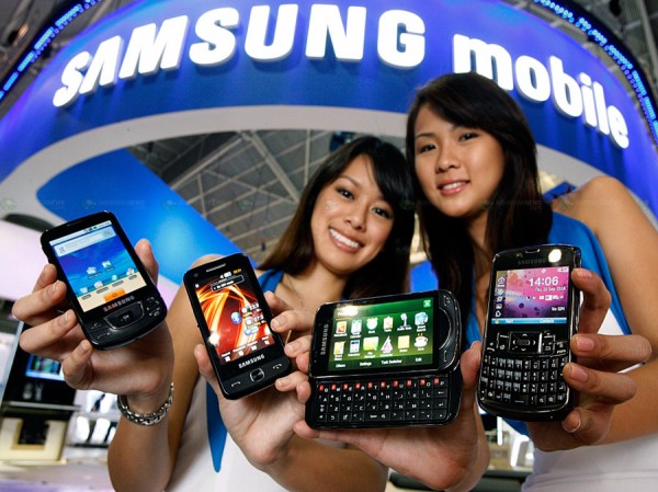 Coreanas com smartphones da Samsung mobile