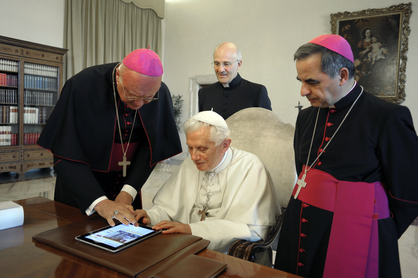 Papa Bento XVI tuítando de um iPad