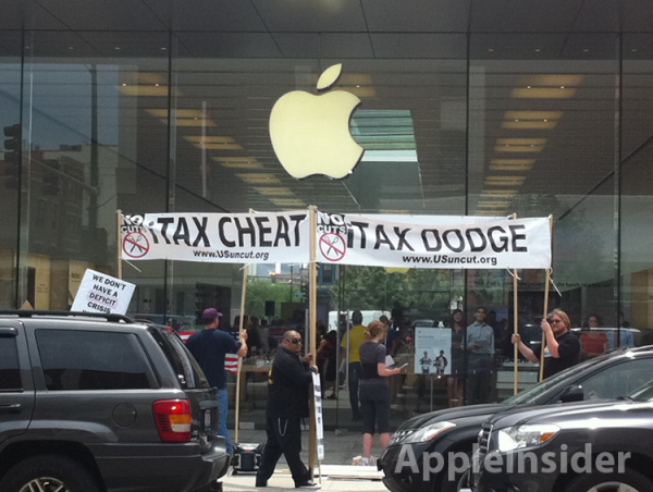 Protesto contra lobbying em frente a Apple Retail Store